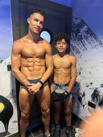 شاهد .. بالصورة - كريستيانو رونالدو بصورة مع إبنه تظهر لياقته البدنية