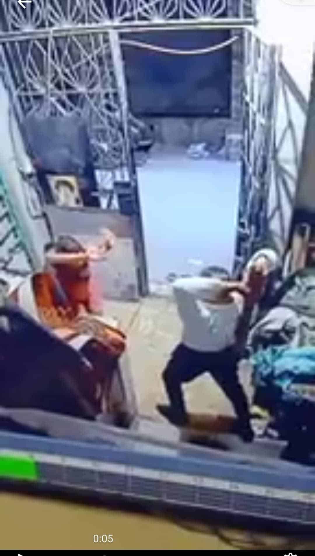 أخبار مصر | بالصور.. فيديو منتشر لاعتداء زوج على زوجته.. 21 ثانية وحشية وضرب بالشومة