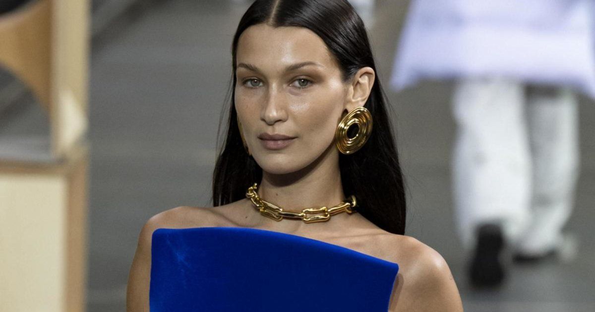 شاهد .. بيلا حديد تخطف الأنظار بإطلالة عربية.. هكذا بدت