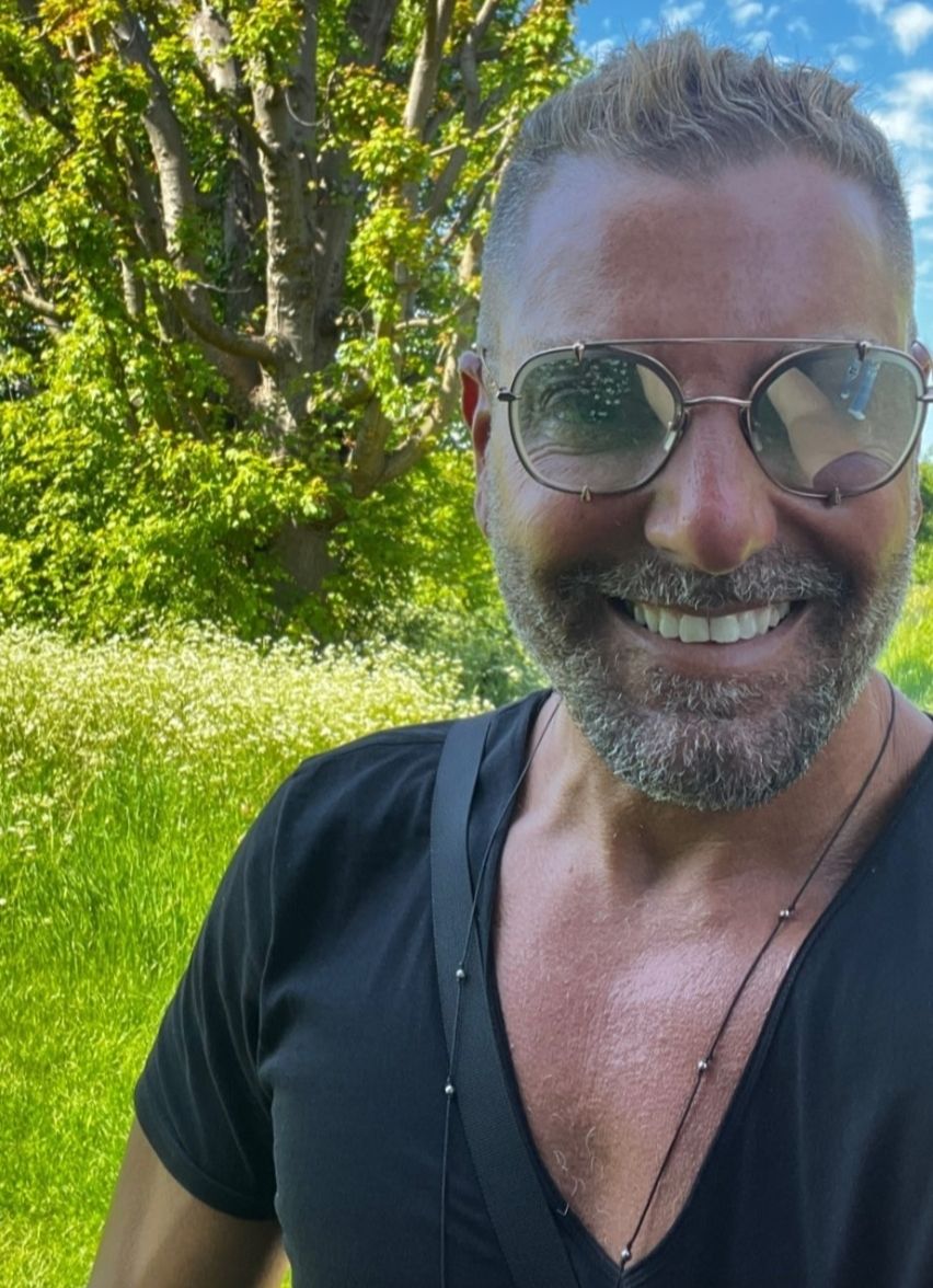 تامر هجرس يتألق بإطلالة صباحية وسط الطبيعه- شاهد