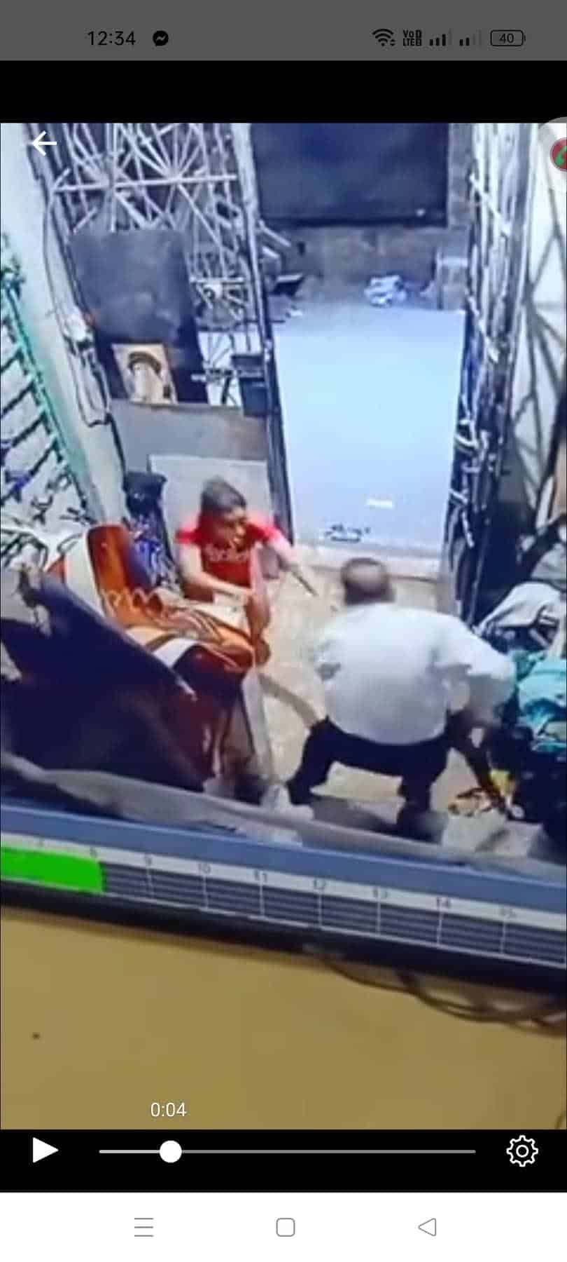 أخبار مصر | بالصور.. فيديو منتشر لاعتداء زوج على زوجته.. 21 ثانية وحشية وضرب بالشومة