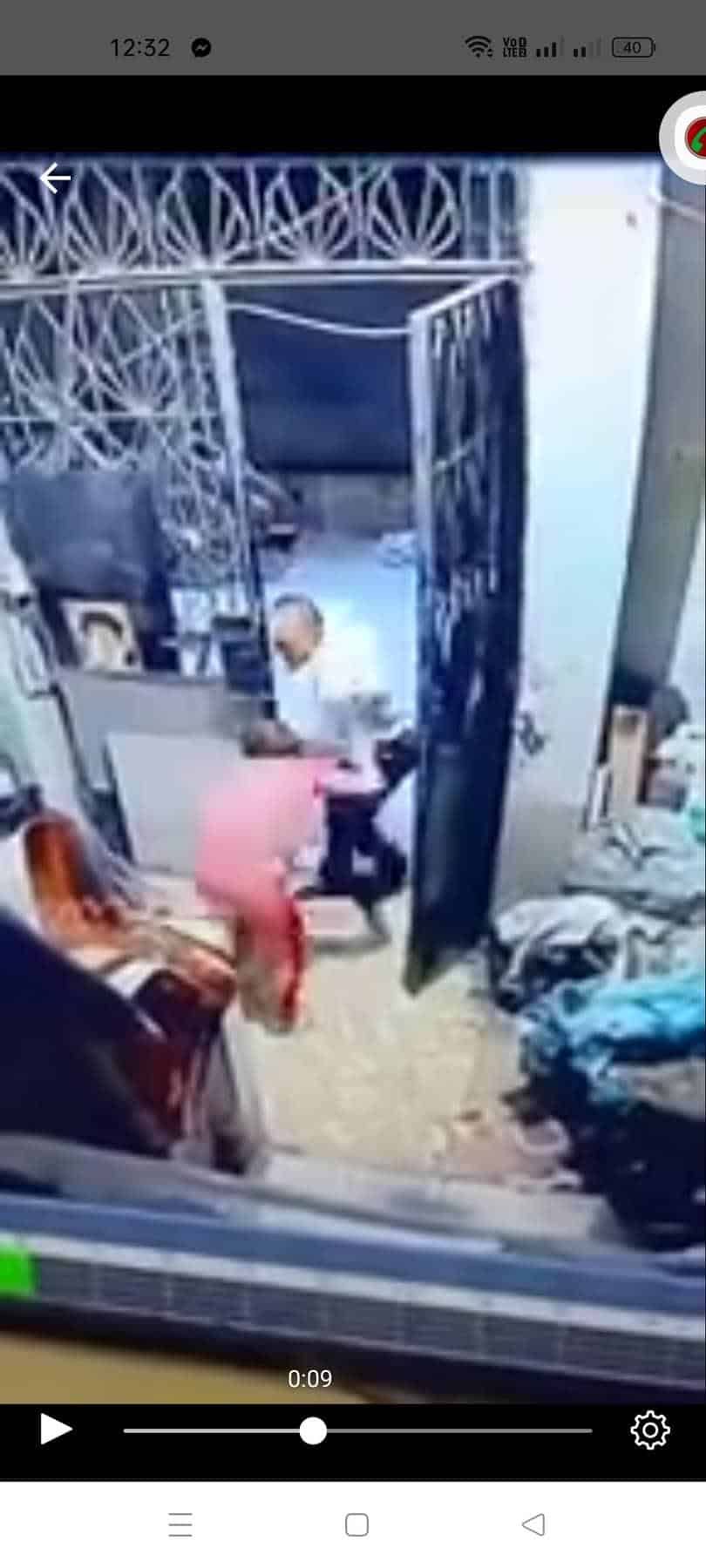 أخبار مصر | بالصور.. فيديو منتشر لاعتداء زوج على زوجته.. 21 ثانية وحشية وضرب بالشومة