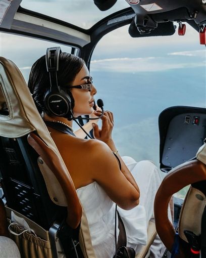 فوق المحيط الهندي – ياسمين صبري سايقة طائرة هليكوبتر .. شاهد