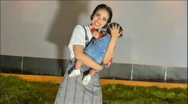 رنا سماحة وإبنها خطفوا الأنظار علي السوشيال ميديا