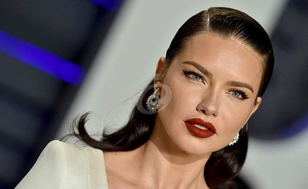 شاهد .. أدريانا ليما بفستان يظهر حملها خلال مهرجان كان السينمائي الدولي