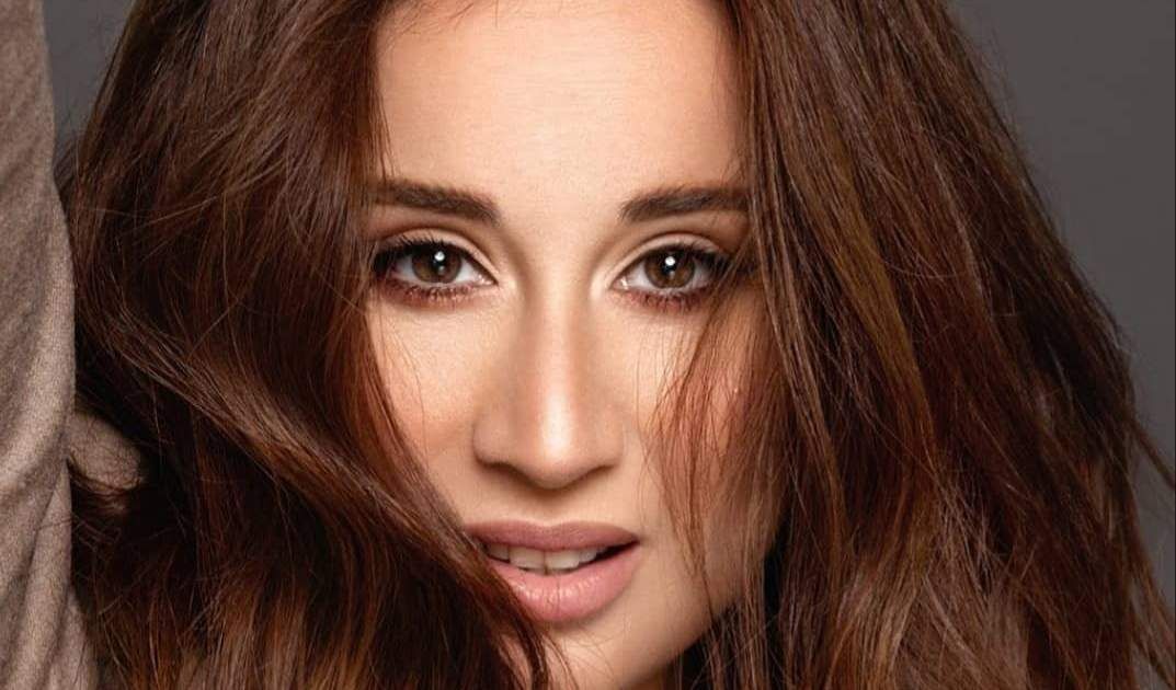 شاهد .. بالصورة - كارين رزق الله تشوّق متابعيها لمسلسلها الجديد