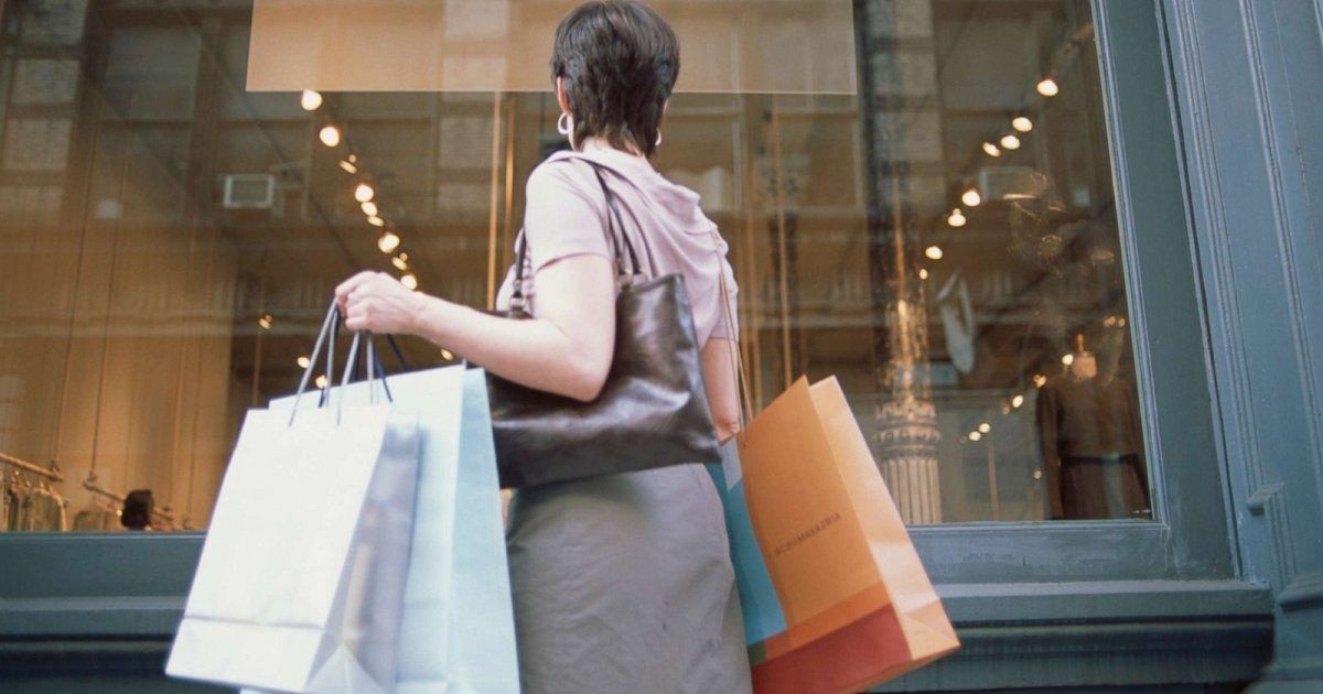 شاهد .. فنانة شهيرة تذهب للتسوّق بملابسها الداخلية –بالصور