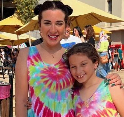 اسما شريف منير تتألق برفقة ابنتها بإطلالة متشابهه- صور