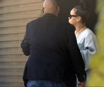 شاهد .. الظهور الأول لـ ريهانا بعد وضعها مولودها.. وهذا ما ارتدته