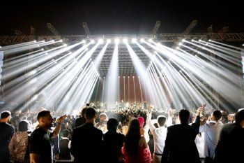 شاهد .. عمرو دياب يحيي حفلا كبيرا والجمهور يغني معه "اللي يمشي يمشي"