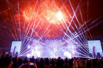 شاهد .. عمرو دياب يحيي حفلا كبيرا والجمهور يغني معه "اللي يمشي يمشي"