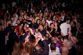 شاهد .. عمرو دياب يحيي حفلا كبيرا والجمهور يغني معه "اللي يمشي يمشي"