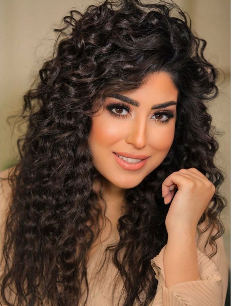 ايتن عامر تسحر متابعيها بالشعر الويڤي – فيديو وصور