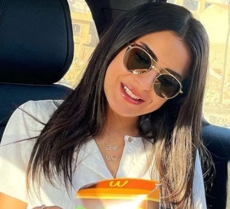 ريهام ايمن تستمتع بتناول البرجر في سيارتها- شاهد