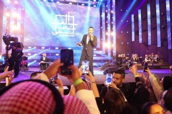 شاهد .. كاظم الساهر يحيي مهرجان الغناء بالفصحى في السعودية