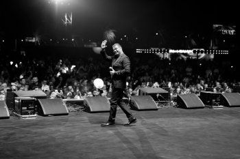 شاهد .. عمرو دياب يحيي حفلا كبيرا والجمهور يغني معه "اللي يمشي يمشي"