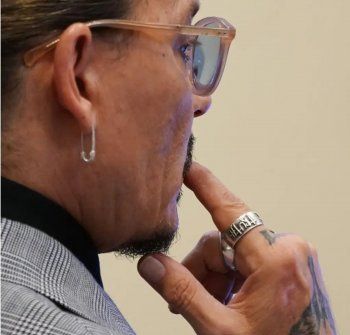 شاهد .. بالصورة - جوني ديب يلبس خاتم الحقيقة في آخر إطلالاته في المحكمة