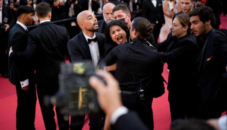 امرأة عارية تقتحم مهرجان كان السينمائي.. “أوقفوا اغتصابنا”.