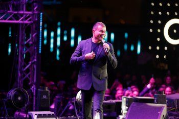 شاهد .. عمرو دياب يحيي حفلا كبيرا والجمهور يغني معه "اللي يمشي يمشي"