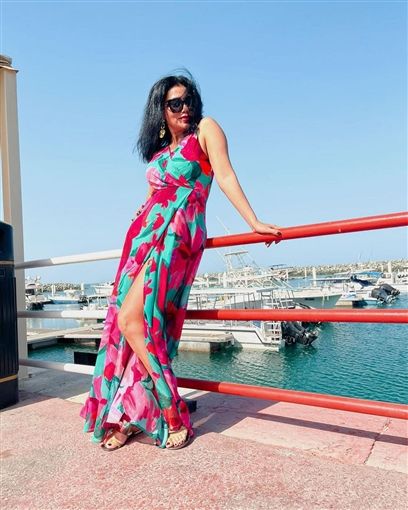 بالصور رانيا يوسف طارية فوق شط البحر بفستان وردي – شاهد