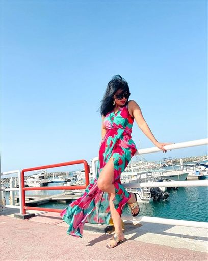 بالصور رانيا يوسف طارية فوق شط البحر بفستان وردي – شاهد