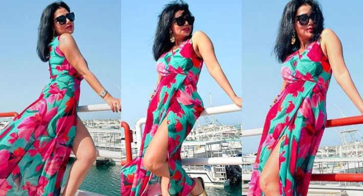 بالصور رانيا يوسف طارية فوق شط البحر بفستان وردي – شاهد