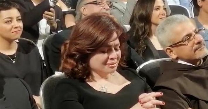 بسبب سمير غانم – إلهام شاهين تنهار بالبكاء