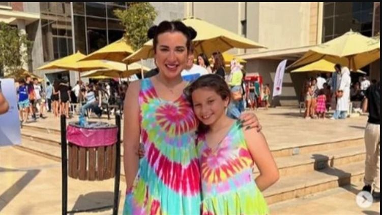 إطلالة مبهجة بالألوان ل أسما شريف منير وإبنتها – شاهد