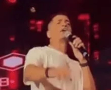 شاكوش يشعل مسرح جدة بأغنية ” بسكوتايه مقرمشة” – فيديو