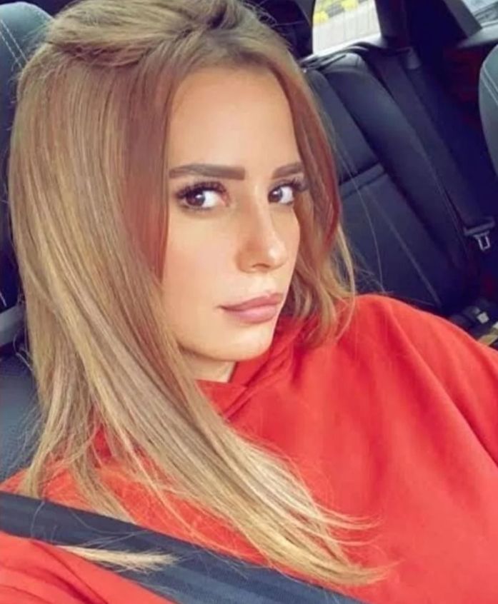 بالاحمر .. ايمان العاصي تخطف الانظار من داخل سيارتها- شاهد