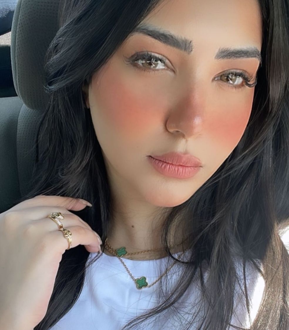 بالسيلفي.. شيماء المغربي تتألق من داخل سيارتها- شاهد