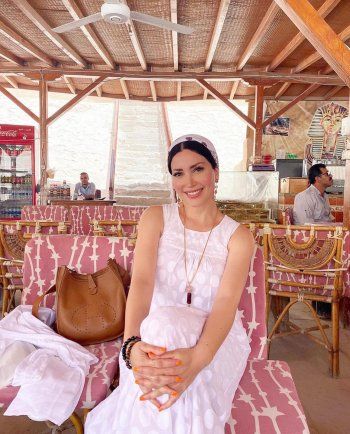 شاهد .. نسرين طافش بفستان أبيض وإطلالة حيوية.. والجمهور يتفاعل