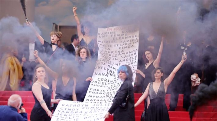 مهرجان كان السينمائي مفتوح سداح مداح إمام ” المتظاهرين ” – شاهد