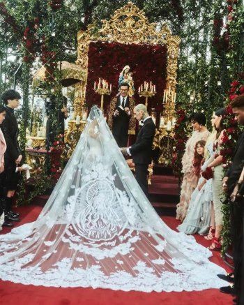 شاهد .. الصور الاولى من زفاف كورتني كارداشيان وترافيس باركر وفستانها الغريب يثير الدهشة