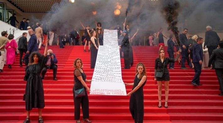 مهرجان كان السينمائي مفتوح سداح مداح إمام ” المتظاهرين ” – شاهد