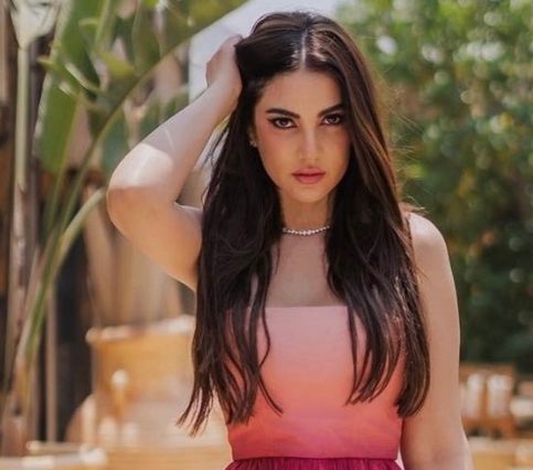 درة تسحر متابعيها بفستان كب ملون – شاهد