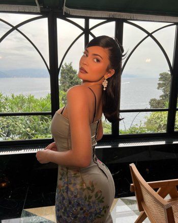 شاهد .. شاهدوا إطلالة كايلي جينر في حفل زفاف شقيقتها كورتني كارداشيان