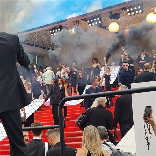 مهرجان كان السينمائي مفتوح سداح مداح إمام ” المتظاهرين ” – شاهد