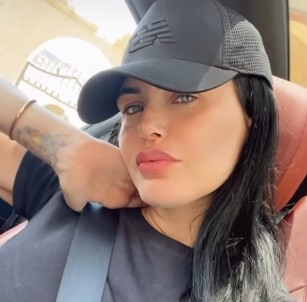 دارين حداد تخطف الانظار بسيلفي من سيارتها- شاهد