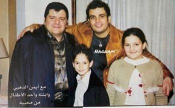 شاهد .. شام الذهبي ووالدها مع عمرو دياب بصورة نادرة من عشرين عاماً