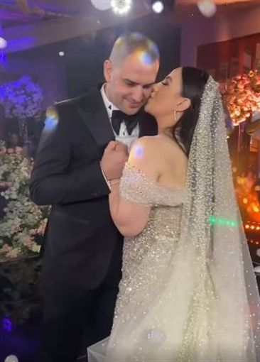 رقص و إحضان – شاهد علي حفل زفاف بوسي وهشام ربيع