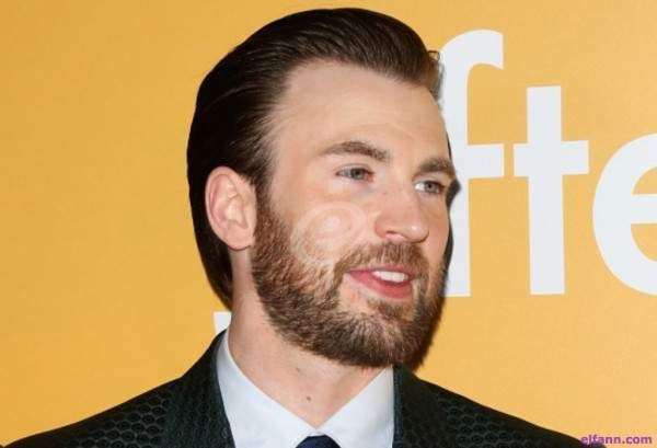 شاهد .. بالصور - كريس إيفانز يحتفل مع كلبه في اليوم الوطني لإنقاذ الكلاب