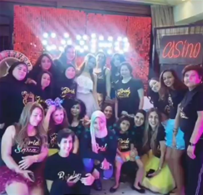 ليلة حنتها – دنيا عبد العزيز بفستان أبيض هيجننك