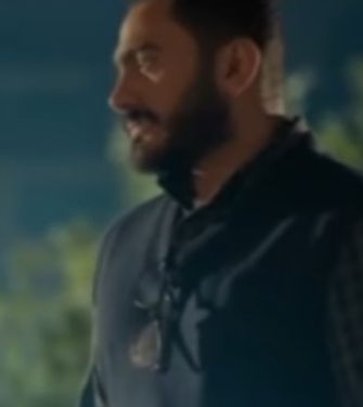 تامر حسني يشيد بمشهد في فيلمه ” مش انا” – شاهد