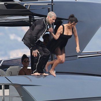 شاهد .. هذا ما فعلاه ترافيس باركر وكورتني كارداشيان بعد انتهاء زفافهما... جرأتهما يُشهد لها! -بالصور