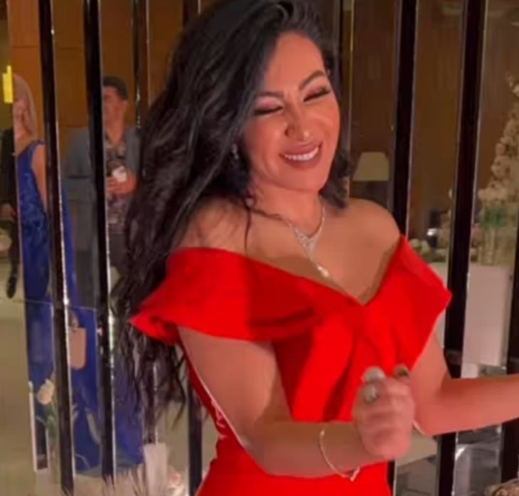 بالاحمر الناري.. ميرهان حسين تخطف الانظار من حفل زفاف بوسي- شاهد