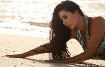 شاهد .. لاميتا فرنجية نائمة على شاطئ البحر..إليكم كيف بدت