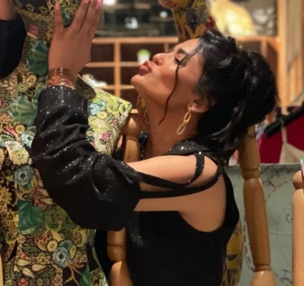 أسماء جلال تخطف الانظار بإطلالة جريئة- فيديو وصور