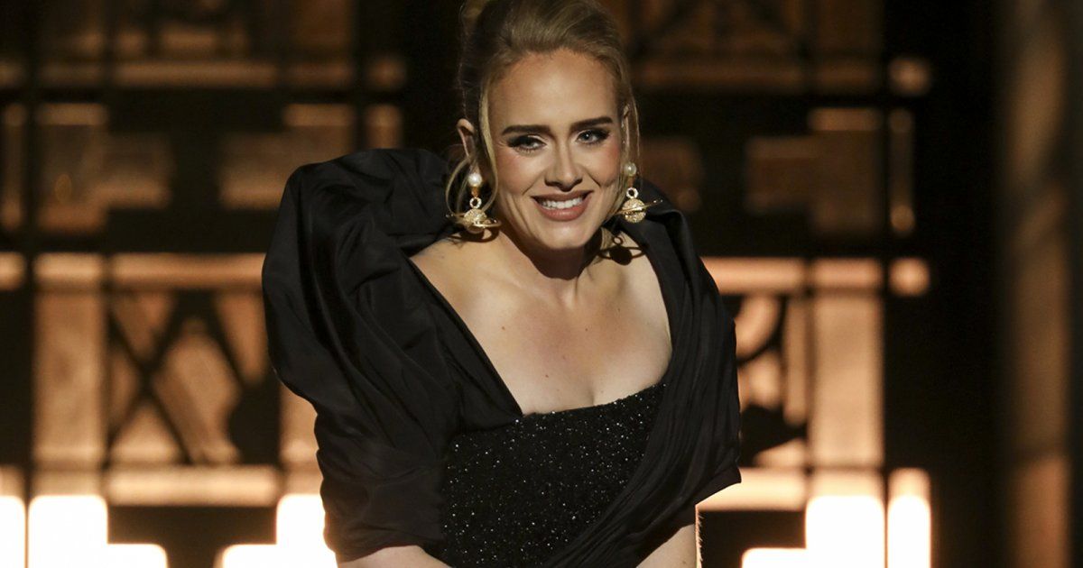 شاهد .. بالصورة - أديل في ثياب كاجوال خلال حضورها مباراة رياضية