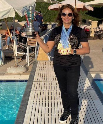 شاهد .. والدة ياسمين صبري بطلة رياضية.. شاهدوها خلال تسلمها جوائزها -بالصورة